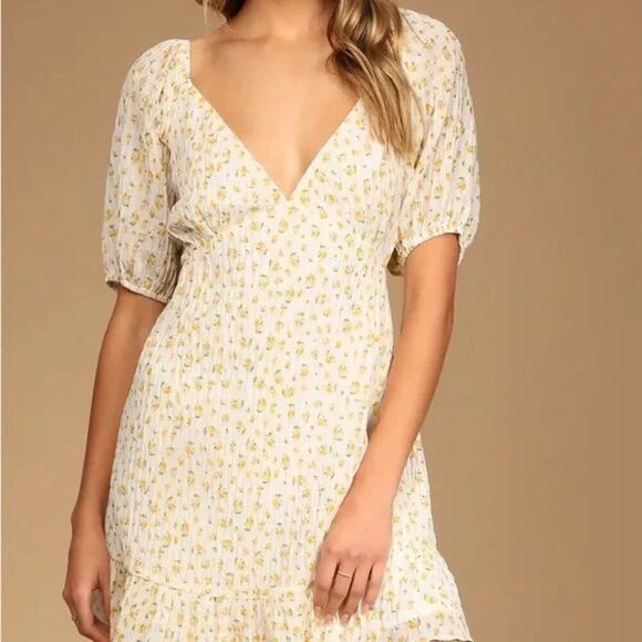 Lulu’s Dresses & Skirts - Lulu’s Dress White and Yellow Ditsy Flower Smocked Crepe NWOT Tags Sz Med